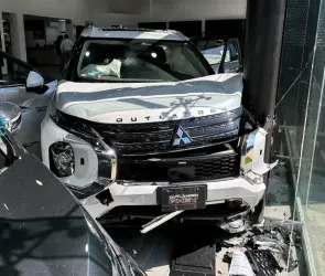 Mujer prueba camioneta en agencia y provoca brutal accidente en Tepic