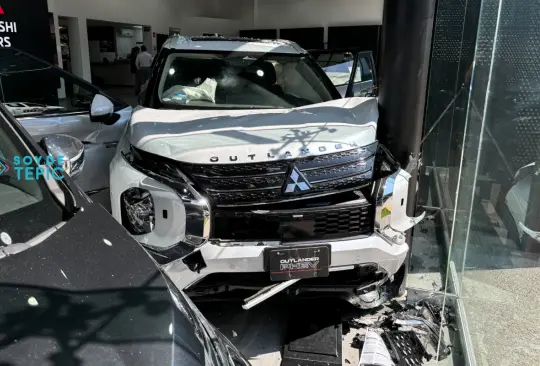 Mujer prueba camioneta en agencia y provoca brutal accidente