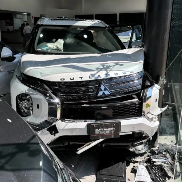 Mujer prueba camioneta en agencia y provoca brutal accidente en Tepic