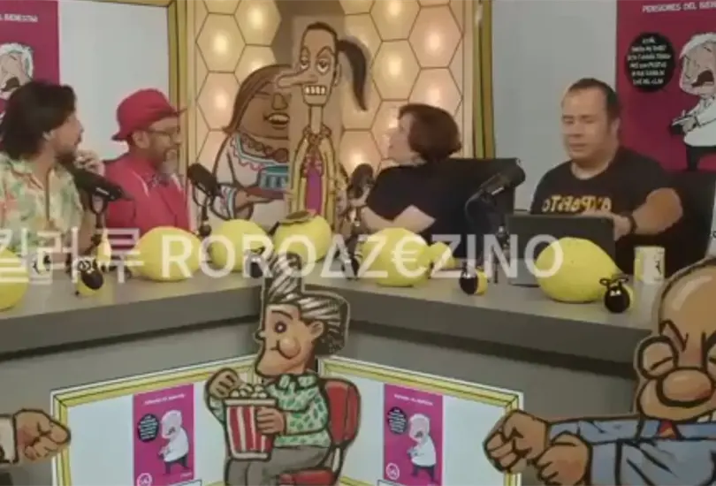 Denise Dresser hablando con figura de cart&oacute;n de Sheinbaum.