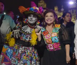 Clara Brugada inaugura Ofrenda Monumental del Día de Muertos en el Zócalo