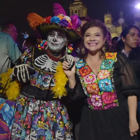 Clara Brugada inaugura Ofrenda Monumental del Día de Muertos en el Zócalo