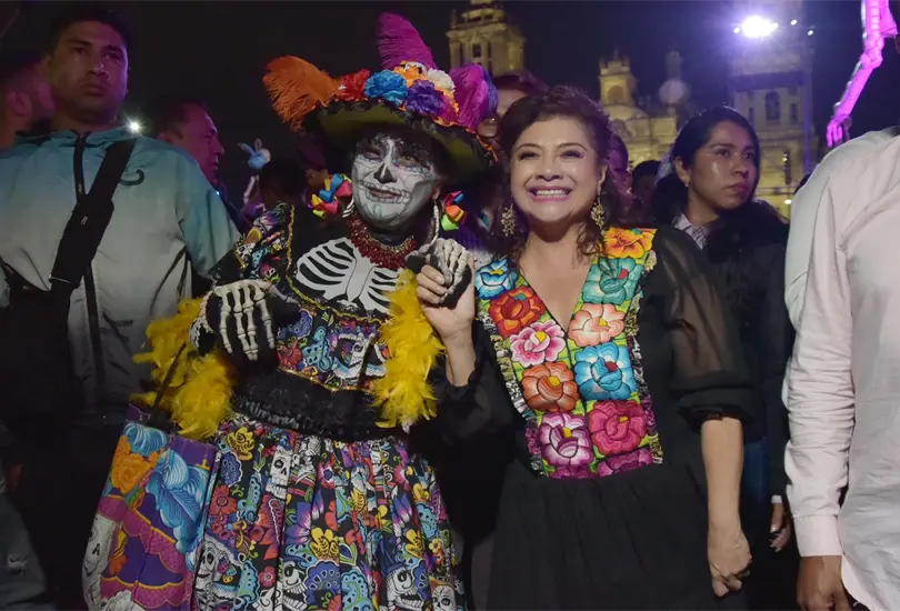 Clara Brugada inaugura Ofrenda Monumental del D&iacute;a de Muertos