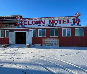Lleno de payasos: Así es por dentro el motel más aterrador 