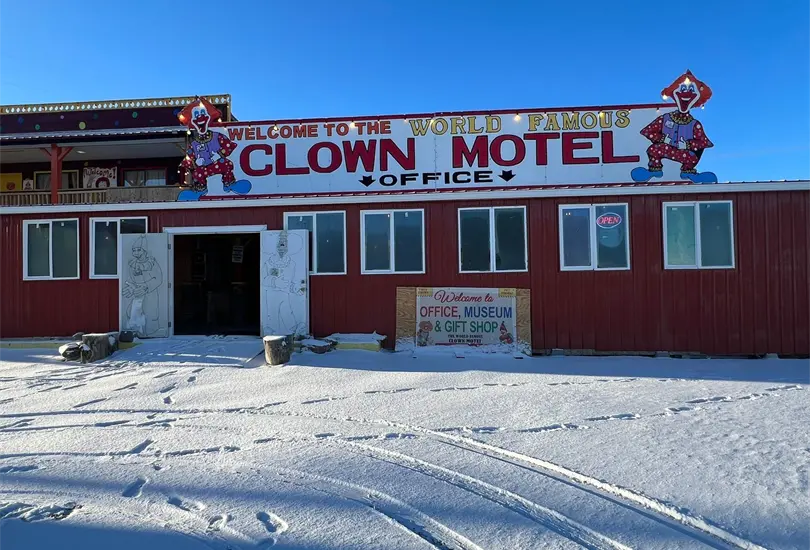 Lleno de payasos: As&iacute; es por dentro el motel m&aacute;s aterrador 