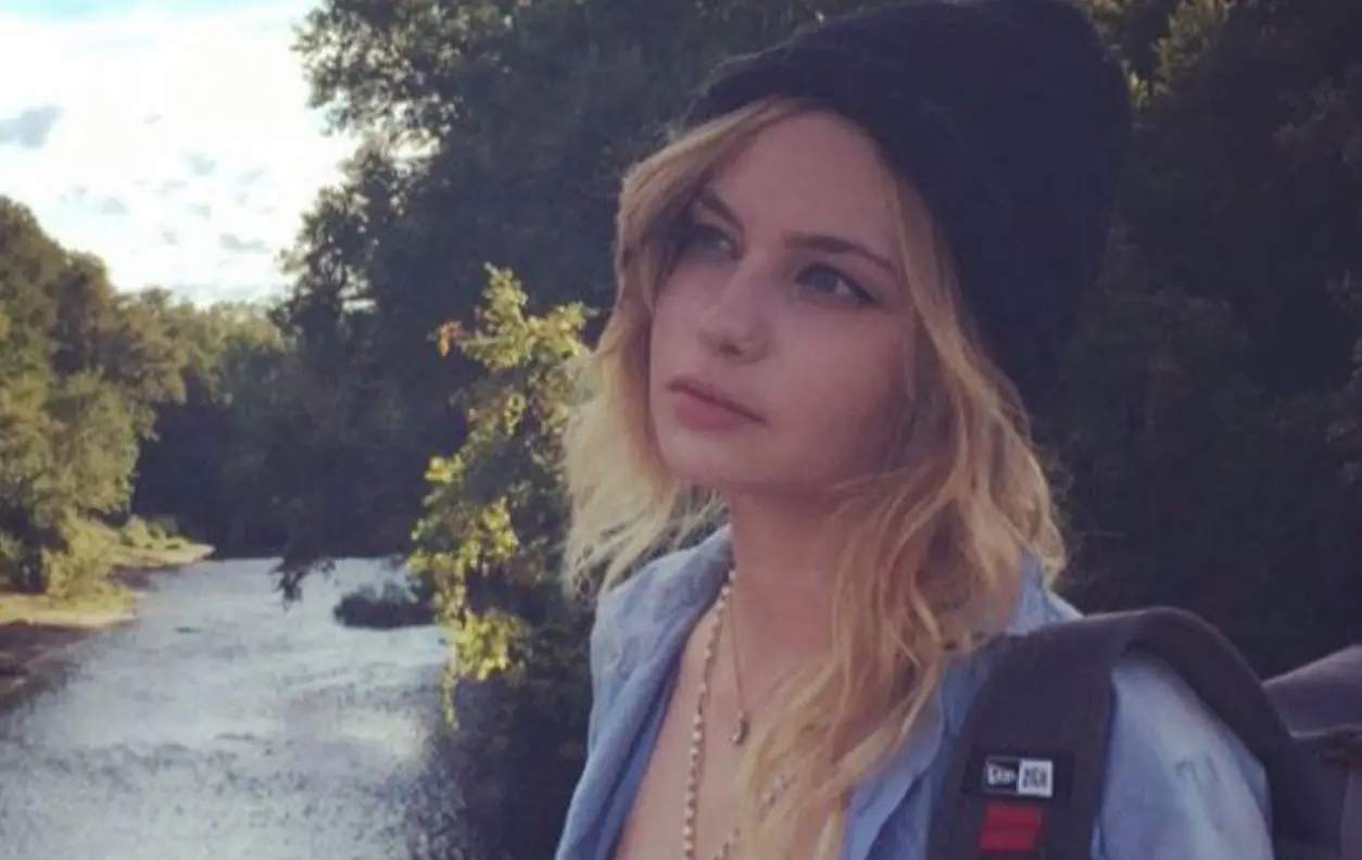 También tuvo una faceta como cantante, aunque no tuvo mucho éxito; en YouTube aún se pueden encontrar algunos de sus sencillos.