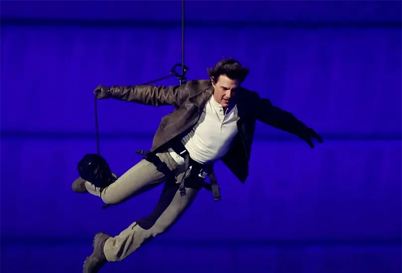 Tom Cruise hace gala de su excelente condici&oacute;n f&iacute;sica