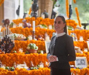 Sheinbaum dedica la ofrenda de Palacio Nacional a las heroínas de la patria