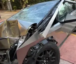 ¡Mis ahorros! Lujosa camioneta Tesla se destroza al chocar con una casa en CDMX | VIDEO