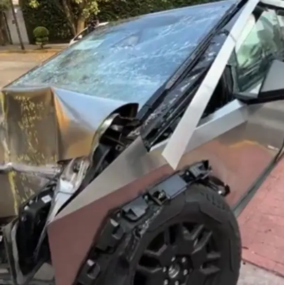 ¡Mis ahorros! Lujosa camioneta Tesla se destroza al chocar con una casa en CDMX | VIDEO