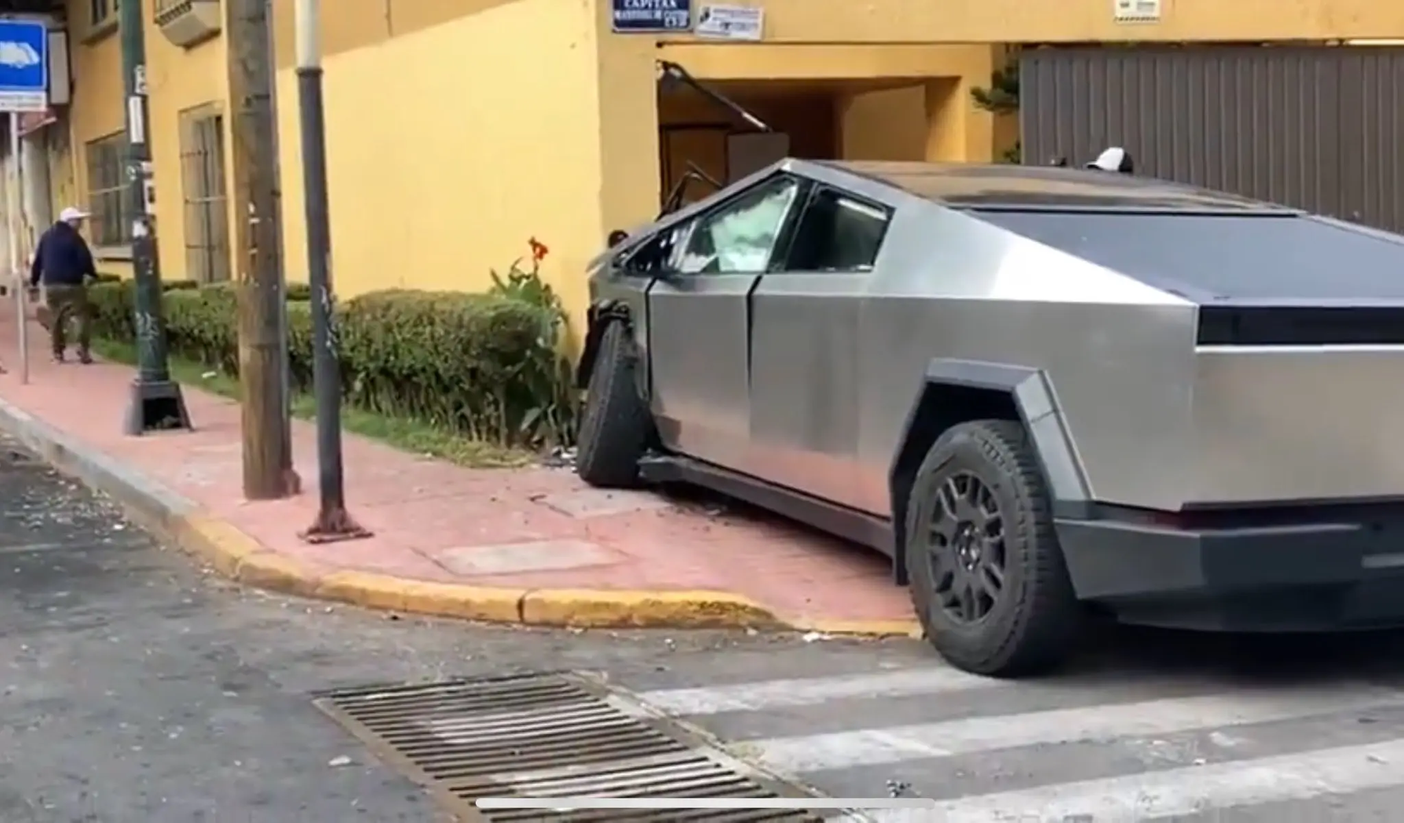 Los dueños de la camioneta se comprometieron a pagar los daños  Captura de pantalla