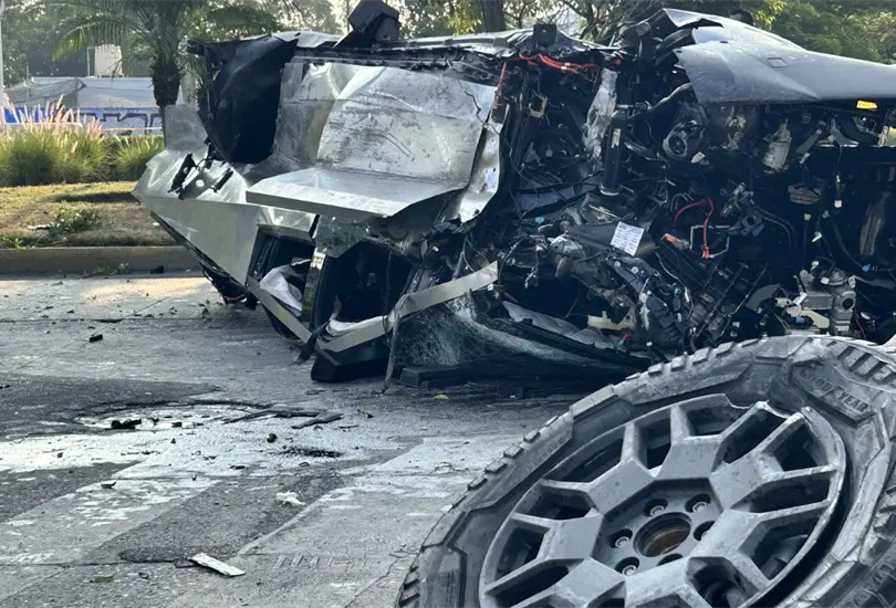 La camioneta qued&oacute; totalmente destrozada