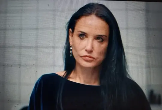 Demi Moore interpreta a Elisabeth Sparkle, una estrella de televisión que ve que los reflectores se apagan por su edad