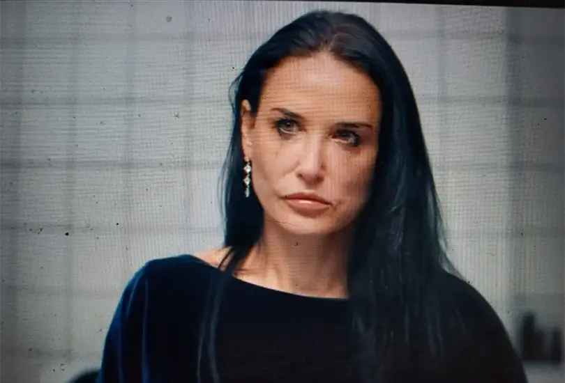 Demi Moore interpreta a Elisabeth Sparkle, una estrella de televisi&oacute;n que ve que los reflectores se apagan por su edad