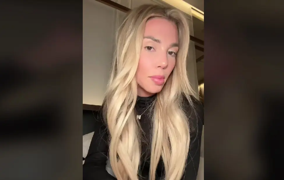 Fue a inicios de agosto que el cantante confirmó su nuevo romance con una influencer estadounidense, pero su noviazgo terminó un mes después y ella lo acusó de infiel.