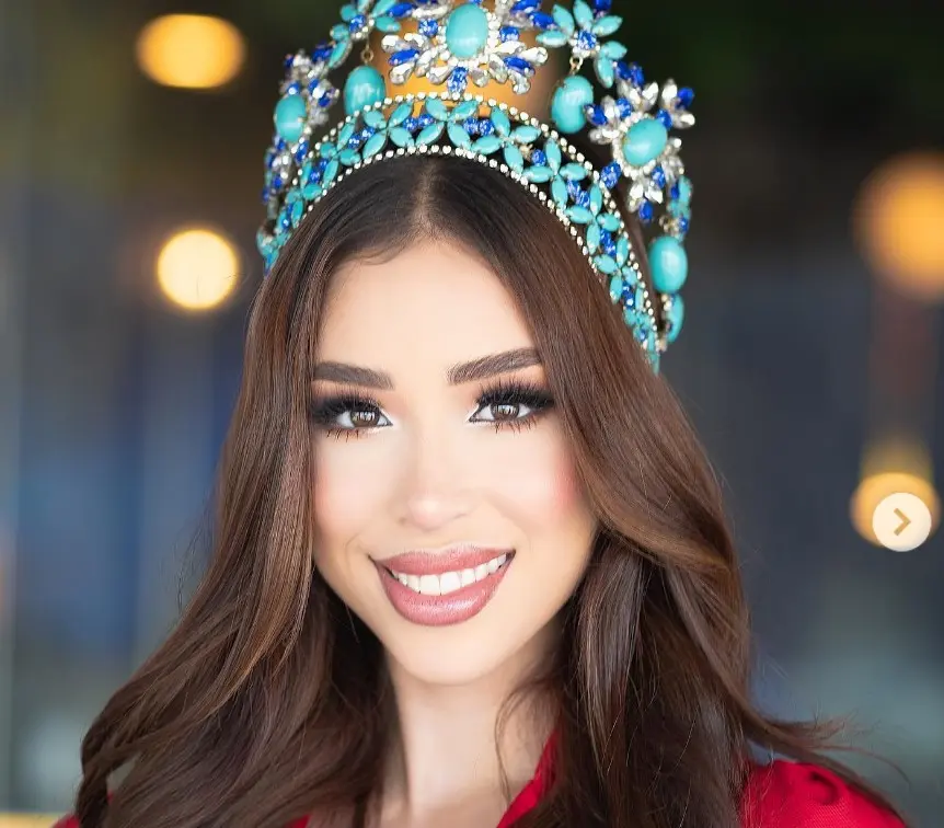 Antes de su fama, el cantante mantuvo un noviazgo con la influencer y reina de belleza Karla Rivas. Él nunca habló del tema, pero ella dijo a sus fans que se cansó de darle segundas oportunidades.