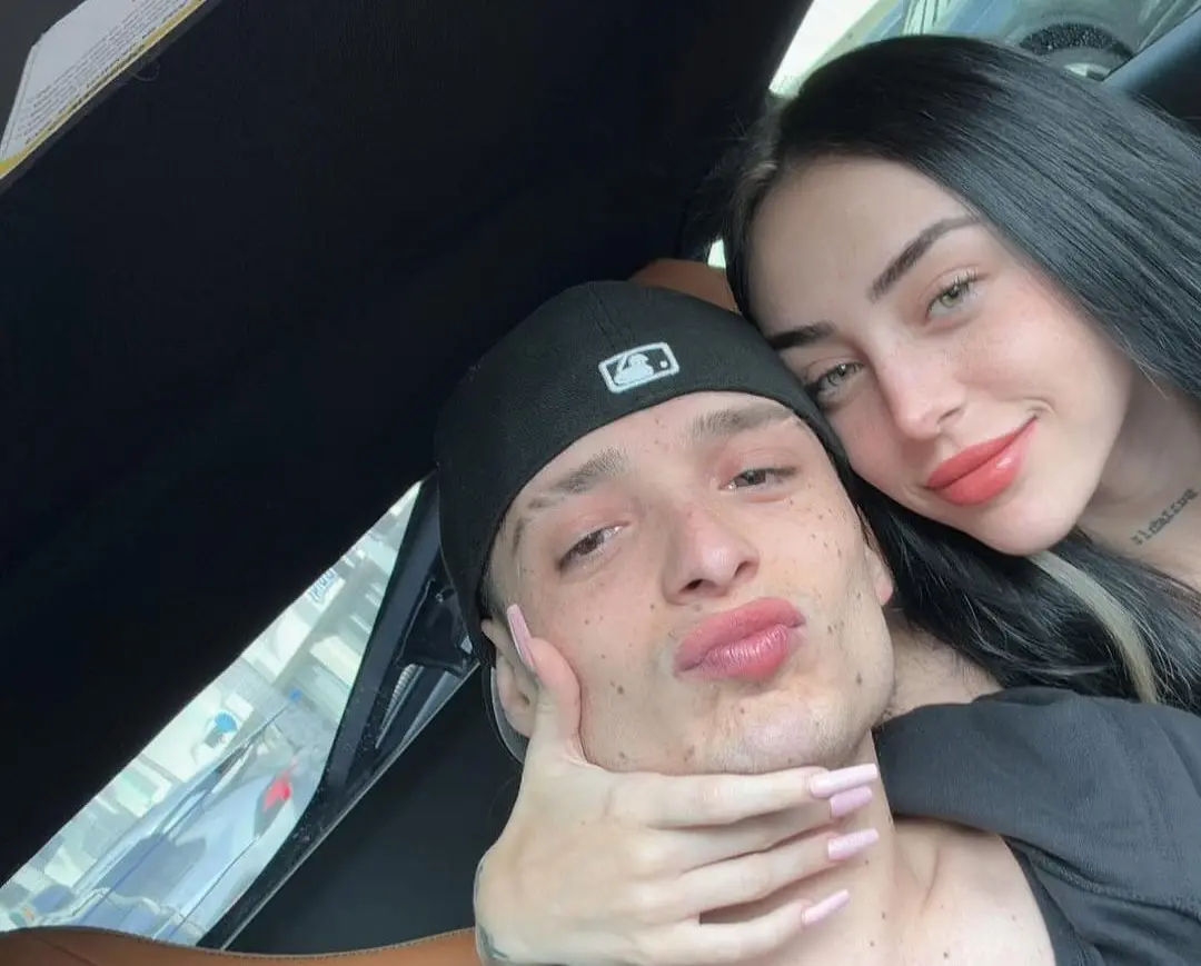 Fue en noviembre de 2023 cuando la pareja hizo público su noviazgo. Aunque parecían muy enamorados, Nicki Nicole terminó con el cantante luego de que se filtrara un video de él caminando de la mano con otra mujer en Las Vegas.