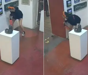 VIDEO: Extranjera entra a una galería de arte en museo mexicano y se orina en una de las salas