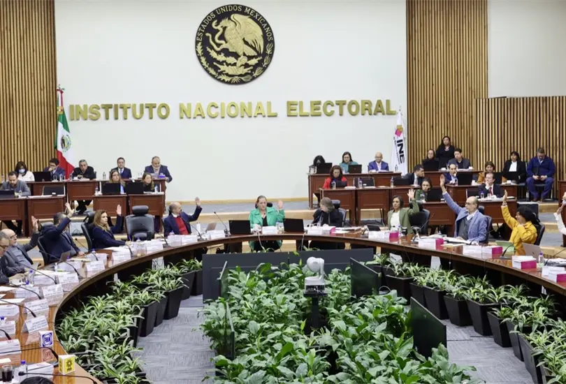 Juez impone multa de 54 mil pesos a cada consejero del INE