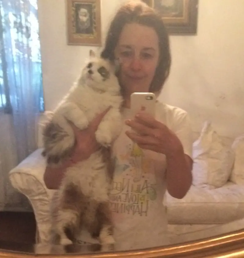 Colabora con asociaciones de animales y constantemente promueve la adopción de perros y gatos.