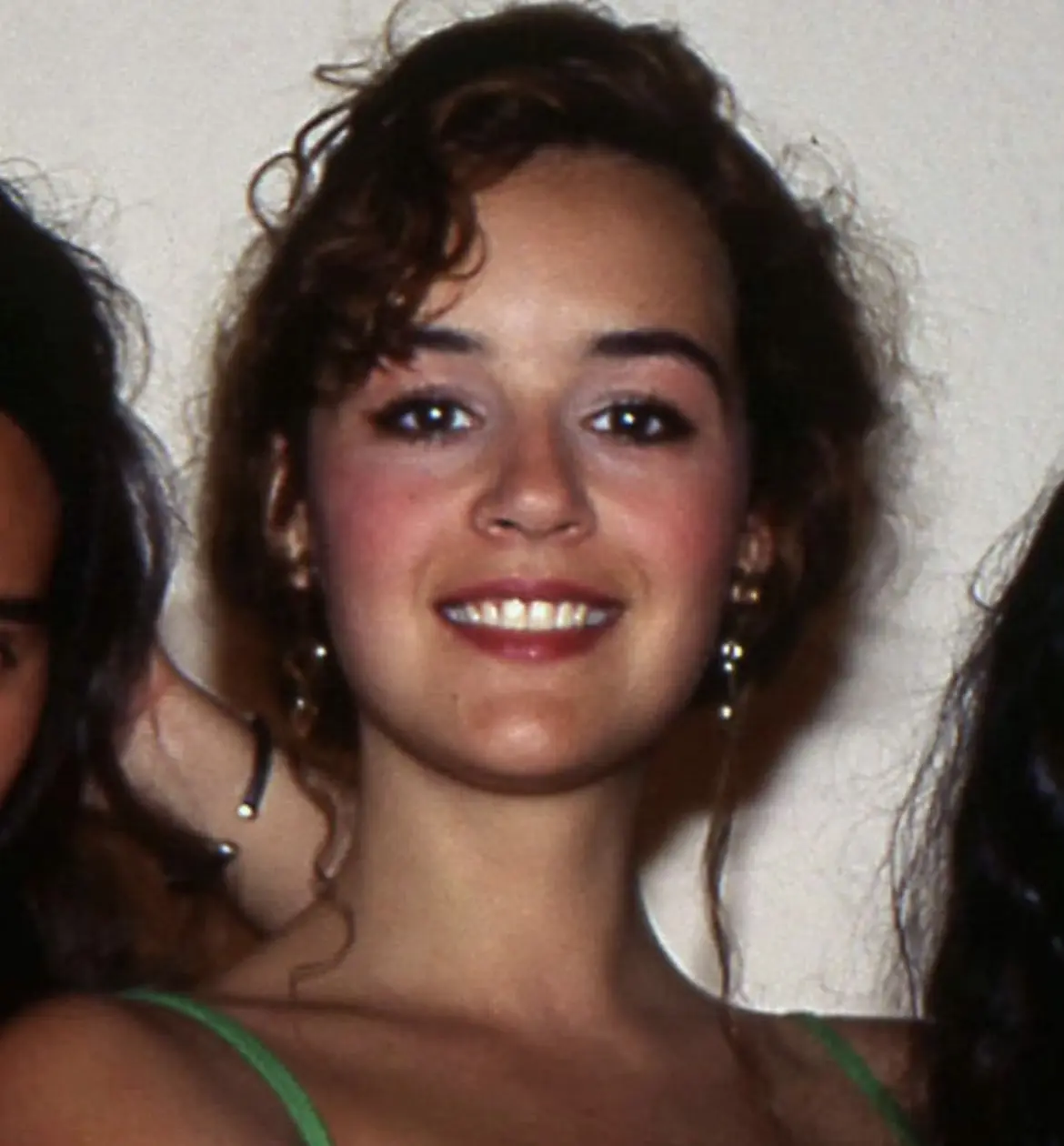 El mundo de Mónica se derrumba cuando descubre que quien decía ser su padre no lo es realmente, pero encuentra un gran apoyo en sus amigas.