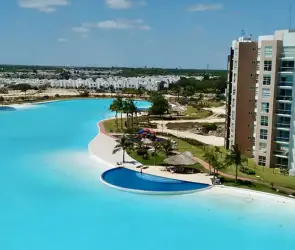 Hallan a turista flotando sin vida en la alberca de un Airbnb