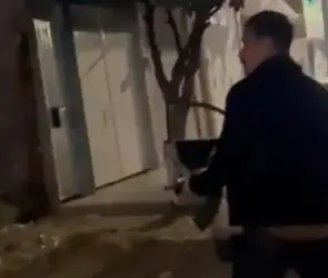 Captan a funcionario de seguridad de Erongarícuaro disparando rifle AK-47 en área pública