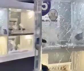 Delincuentes huyen en motocicleta tras romper vitrinas de la joyería Bizarro | VIDEOS