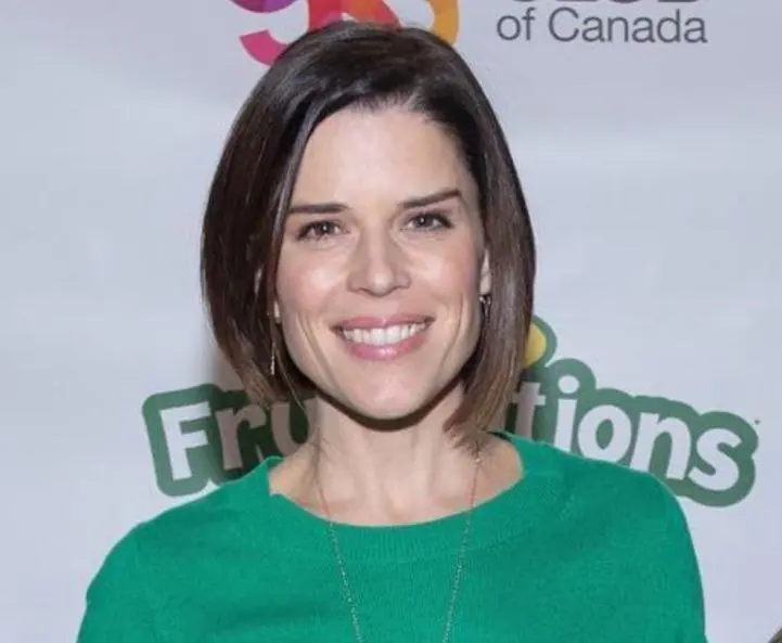 Ahora tiene 51 años, es madre de un hijo y actualmente participa en la serie 'El abogado del Lincoln'.