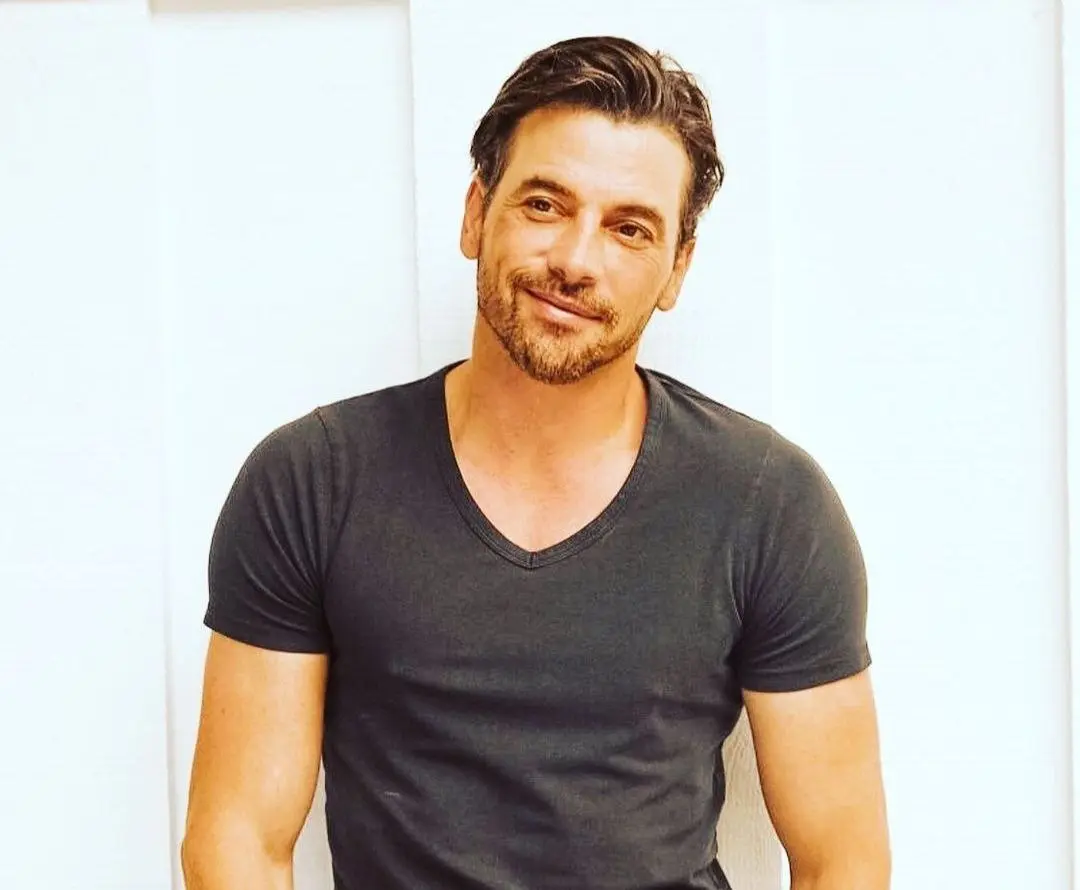 Ahora tiene 54 años y es padre de dos hijos. Ha trabajado en películas como 'Escape Room' y 'Finch'.