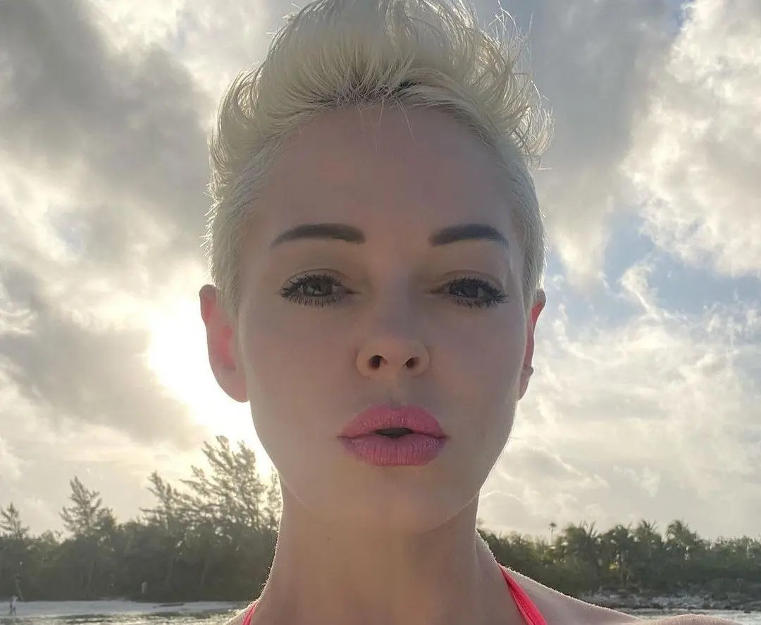 Ahora tiene 51 años. Ha participado en series como 'Citizen Rose' y 'Érase una vez'.