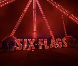 Monstruo de Six Flags abusa de dos adolescentes en Festival de Terror