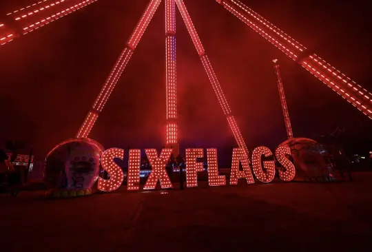 Monstruo de Six Flags abusa de dos adolescentes