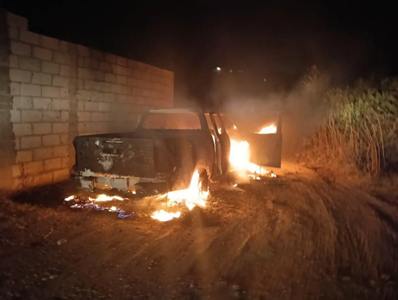 Queman camioneta que permitió la huida del grupo armado Especial
