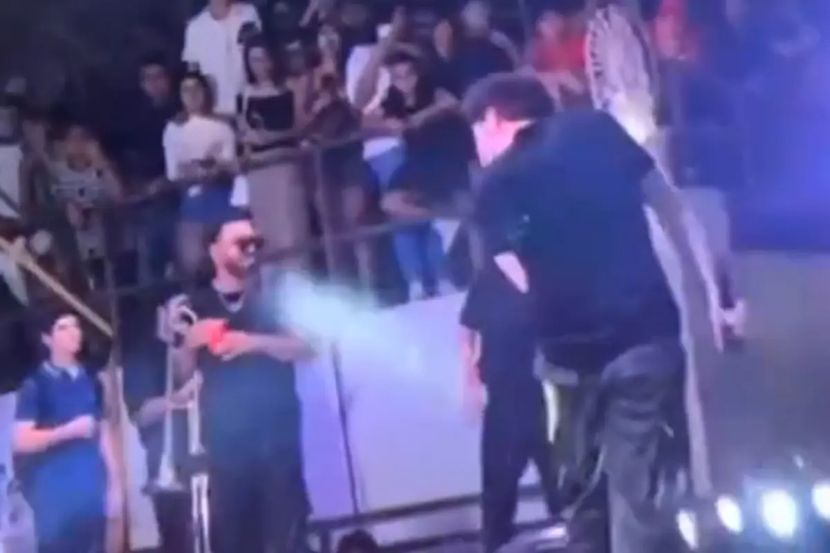 Dan botellazo a Tito Double P Especial