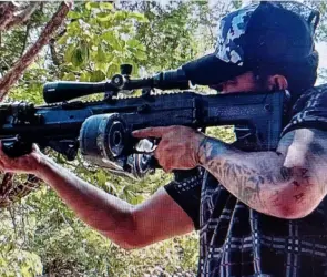 Armas y lujos: As&iacute; se exhib&iacute;a en redes "La Flaca", reclutador de sicarios asesinado en el bar "Los Cantaritos"