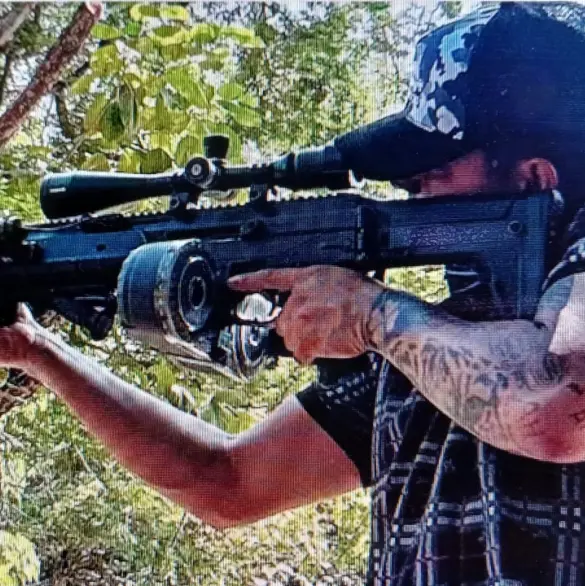 Armas y lujos: Así se exhibía en redes "La Flaca", reclutador de sicarios asesinado en el bar "Los Cantaritos"