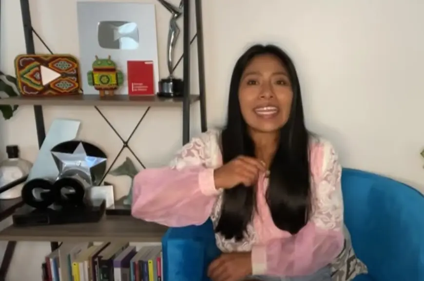 Yalitza Aparicio tiene un pequeño espacio donde guarda sus libros.