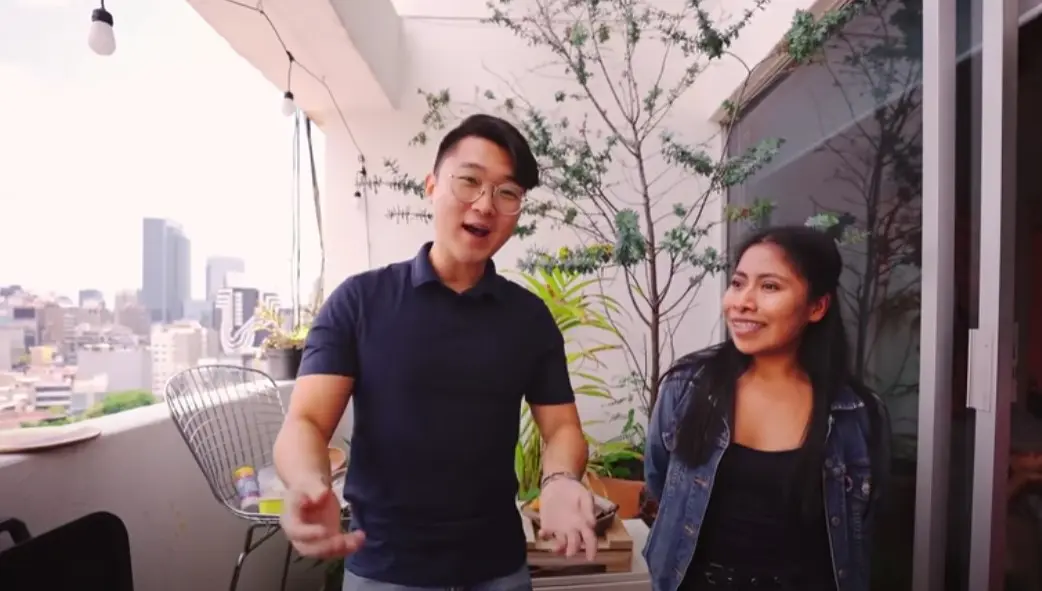 Cuenta con una pequeña terraza con vista a la ciudad, donde a veces aprovecha para cocinar con su mamá. En otras ocasiones, Yalitza usa la terraza para grabar sus videos.