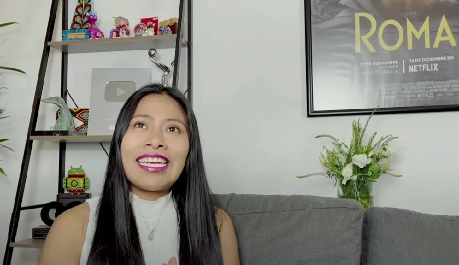 También tiene un póster enmarcado del cartel de la película 'Roma' cuando se estrenó en cines.
