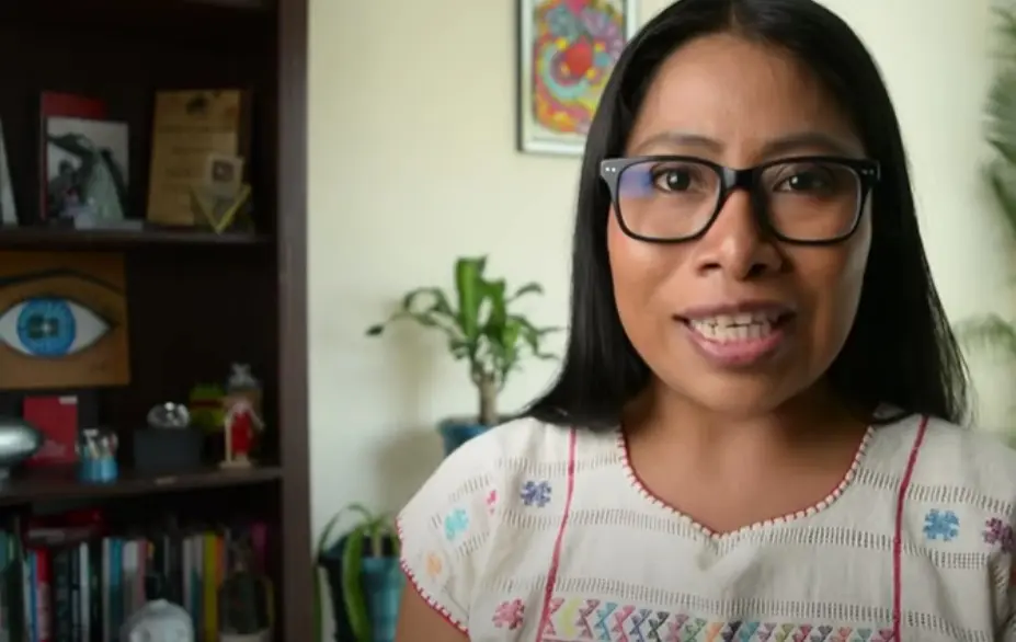 Tiene un espacio donde graba sus videos y ha colocado ahí su botón de YouTube y otros premios que ha recibido.<br>