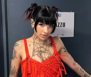 Juntan firmas para que Cazzu sea nombrada la Mujer del Año en lugar de Ángela Aguilar