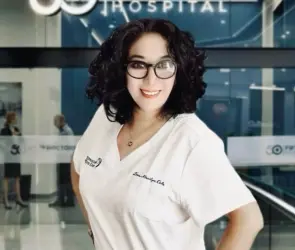 Vecinos golpean a Marilyn Cote, la falsa psiquiatra, afuera de su casa (VIDEO)