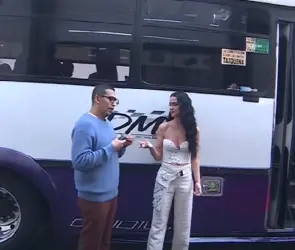 Conductores de Venga la Alegría ponen a Katy Perry a destapar baños y la suben a un camión