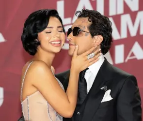 Nodal y Ángela Aguilar protagonizan beso en los Latin Grammy 2024 