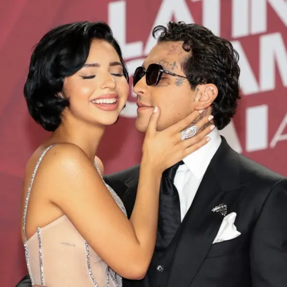 Nodal y Ángela Aguilar protagonizan beso en los Latin Grammy 2024 