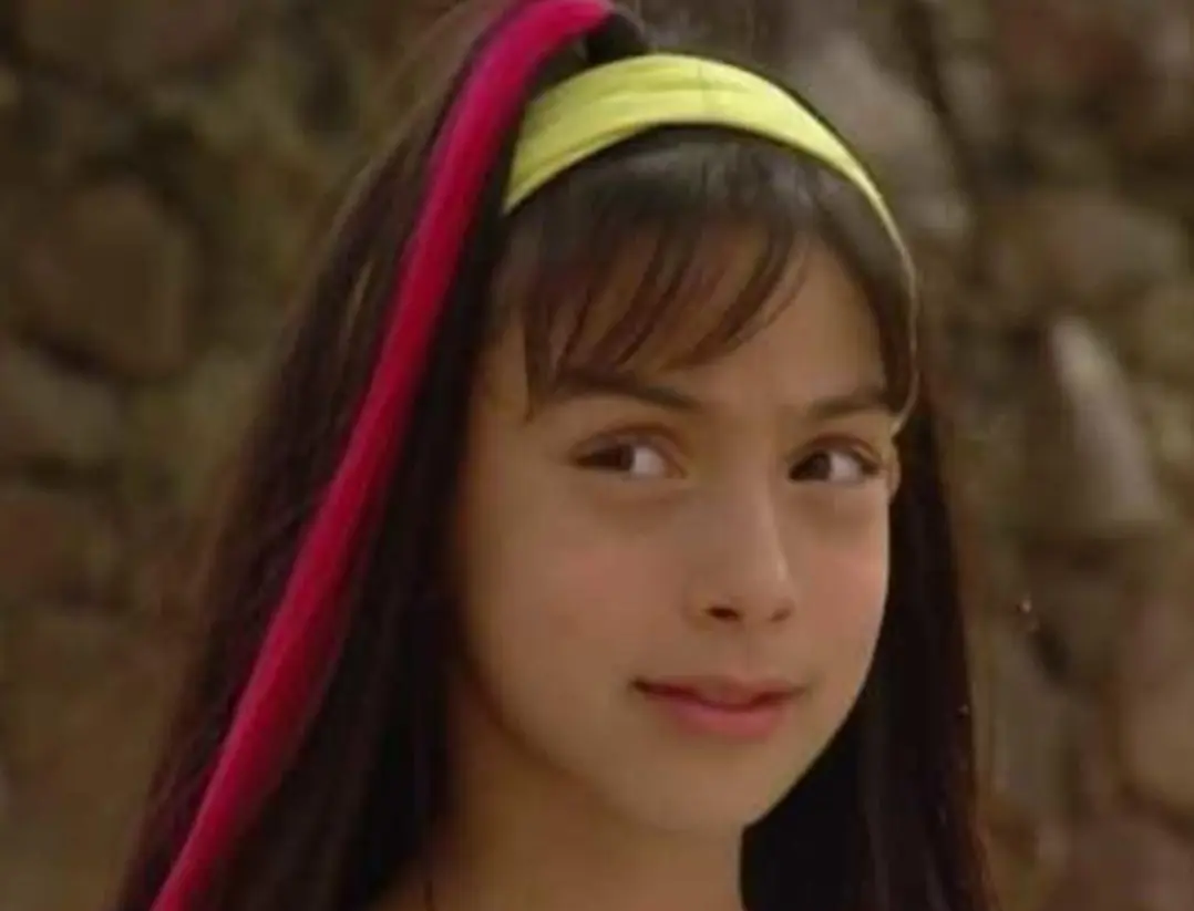 Su vida cambia cuando entra a una mansi&oacute;n embrujada con sus amigos, donde viven grandes aventuras y luchan por derrotar a la maligna Helga, la 'Gran Rebruja'.