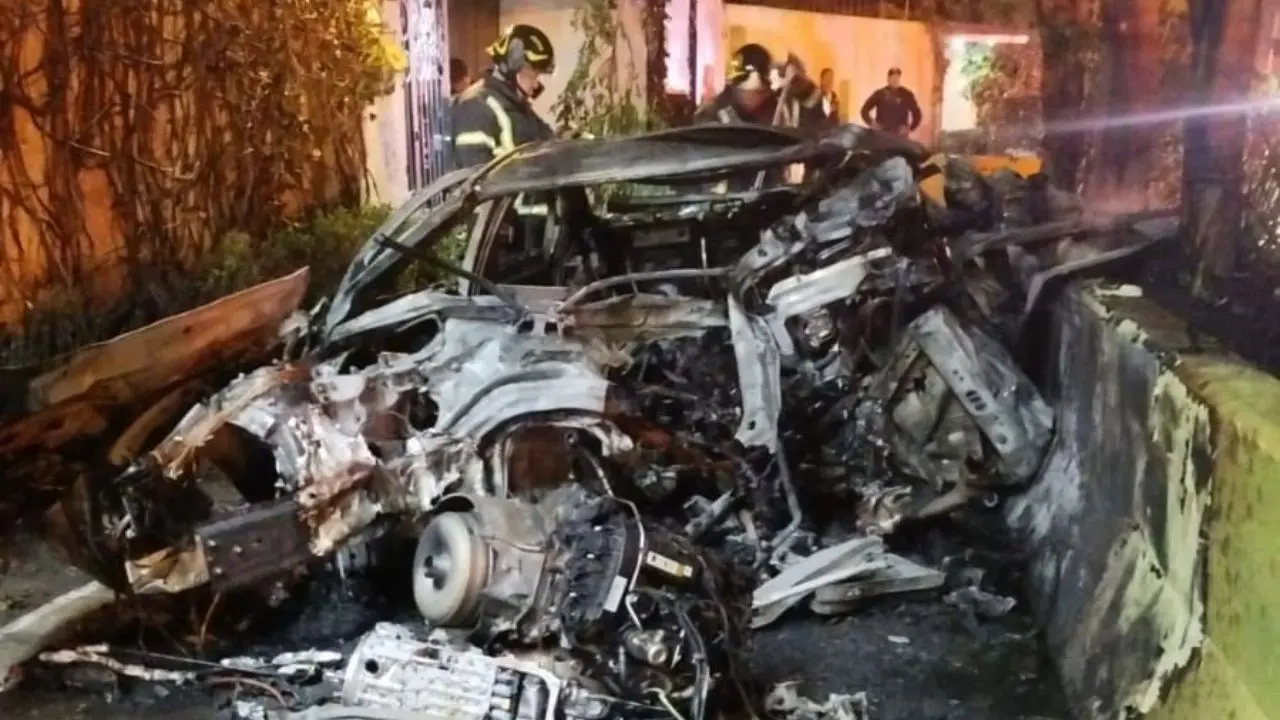  El auto quedó totalmente destrozado 