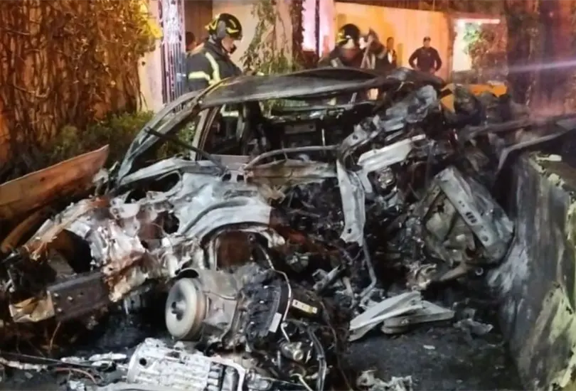 El auto quedó totalmente destrozado El auto quedó totalmente destrozado