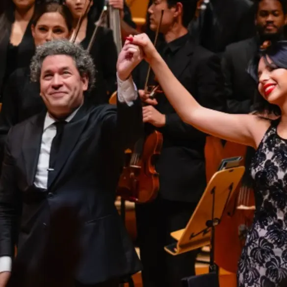 Se te olvidó agradecer a Cazzu y Belinda: el momento en el que Ángela Aguilar recibe el premio a Mujer del Año